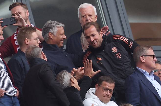 ▲ 결국 핵심은 케인의 속마음이다. 토트넘은 단순한 친정이 아니라 그의 모든 경력과 땀이 깃든 ‘축구적 고향’이다. 팬들은 여전히 그의 이름을 노래하고 경기장에는 그의 흔적이 곳곳에 남아 있다. 트로피 갈증을 해소한 지금 남은 것은 자신을 키워준 무대에서 다시 전설을 써내려가는 일일지도 모른다. 영국 현지에선&nbsp;이미 “올가을 EPL 최대 화두는 케인의 귀환”이란&nbsp;말이 공공연히 흐르는 실정이다. ⓒ연합뉴스 / AFP