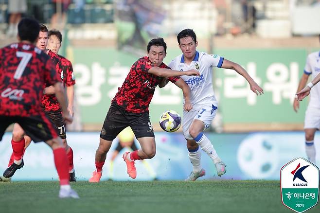 지난 6월 29일 김포솔터축구장에서 열린 김포FC와 인천 유나이티드의 경기 모습. /사진=한국프로축구연맹 제공