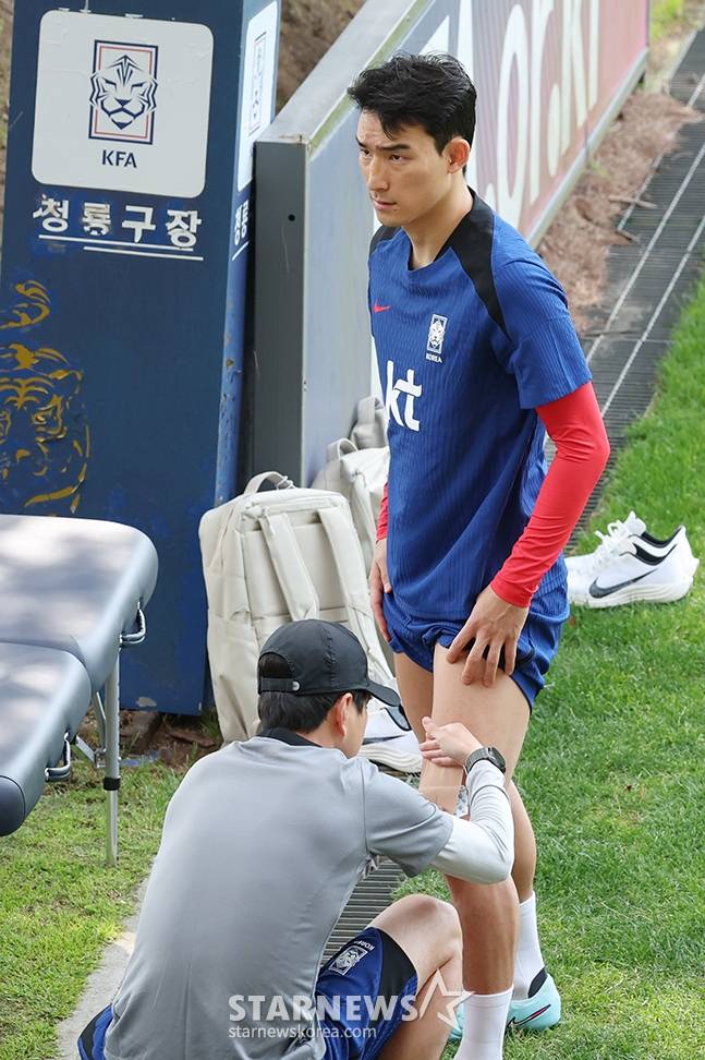 한국 축구대표팀이 2026 FIFA 북중미 월드컵 3차 예선 쿠웨이트와 조별리그 최종전을 앞두고 지난 6월 파주 NFC에서 훈련을 진행했다.  조유민이 훈련에 앞서 테이핑을 하고 있다. /사진=김진경 대기자