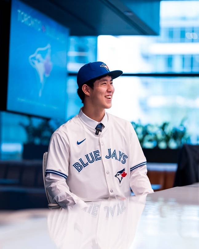 활짝 웃고 있는 문서준. /사진=토론토 블루제이스 공식 SNS
