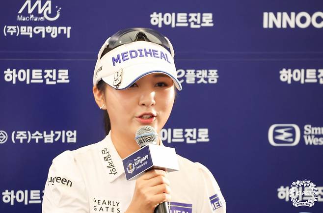 이예원이 제25회 하이트진로 챔피언십 2라운드가 끝난 뒤 취재진 질문에 답하고 있다. /사진=KLPGA 제공