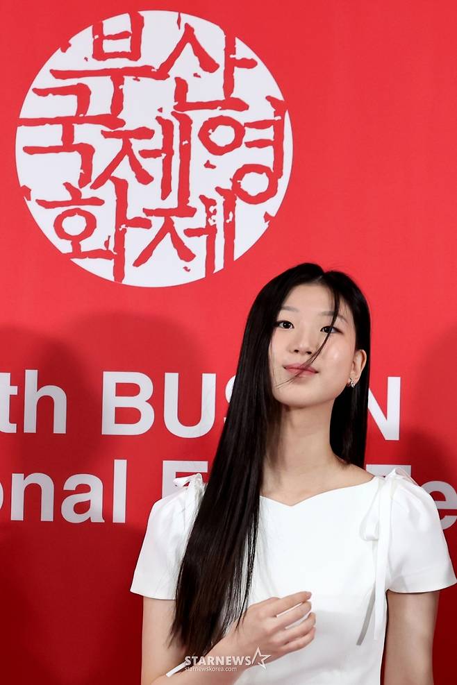 [부산=뉴시스] 박진희 기자 = 이지원 배우가 20일 부산 해운대구 우동 영화의전당 비프힐에서 열린 제30회 부산국제영화제 경쟁부문 작품 '지우러 가는 길' 기자회견을 하고 있다. 2025.09.20. pak7130@newsis.com /사진=박진희