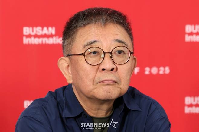 [부산=뉴시스] 박진희 기자 = 중국 장률 감독이 22일 부산 해운대구 영화의전당 비프힐에서 제30회 부산국제영화제 경쟁부문 작품 '루오무의 황혼' 기자회견을 하고 있다. 2025.09.22. pak7130@newsis.com /사진=박진희