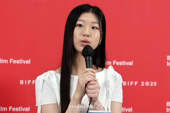 [부산=뉴시스] 박진희 기자 = 이지원 배우가 20일 부산 해운대구 우동 영화의전당 비프힐에서 열린 제30회 부산국제영화제 경쟁부문 작품 '지우러 가는 길' 기자회견을 하고 있다. 2025.09.20. pak7130@newsis.com /사진=박진희