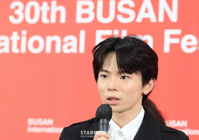 (부산=뉴스1) 권현진 기자 = 배우 하야시 유타가 19일 오전 부산 해운대구 영화의전당 비프힐에서 열린 제30회 부산국제영화제(BIFF) 경쟁 부문 '어리석은 자는 누구인가’ 기자회견에 참석해 인사말을 하고 있다. 2025.9.19/뉴스1  Copyright (C) 뉴스1. All rights reserved. 무단 전재 및 재배포,  AI학습 이용 금지. /사진=(부산=뉴스1) 권현진 기자