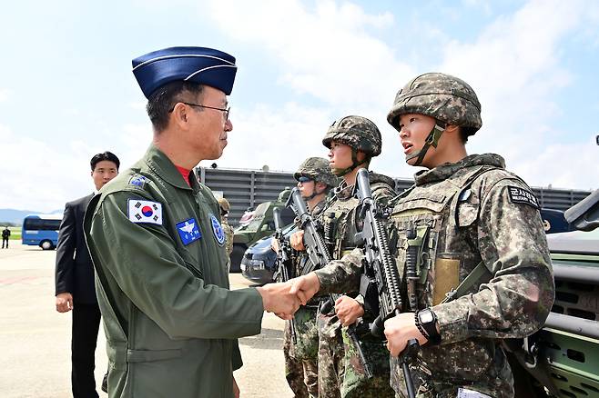 손석락 공군참모총장이 지난 9월 14일 공군 김해기지를 찾아 APEC 정상회의 지원 임무를 담당하는 제5공중기동비행단 대테러 임무 요원들을 격려하고 있다. 공군 제공
