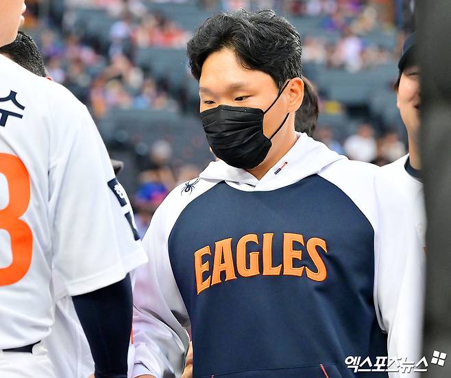 15일 오후 대전 한화생명 볼파크에서 열린 '2025 신한 SOL Bank KBO리그' 키움 히어로즈와 한화 이글스의 경기, 한화 김태연이 더그아웃으로 향하고 있다. 엑스포츠뉴스DB