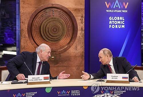 세계원자력주간 국제포럼 참석한 푸틴 러시아 대통령과 루카셴코 벨라루스 대통령 [타스=연합뉴스]