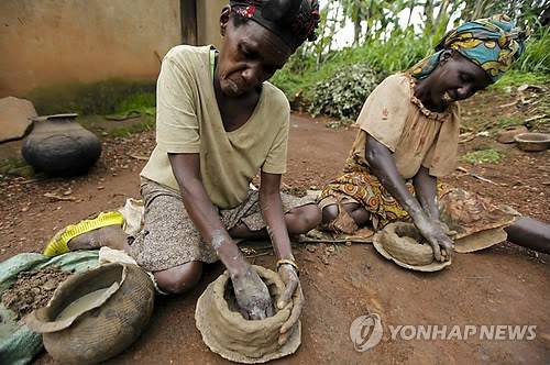 르완다에서 도자기를 만드는 트와족 [연합뉴스 자료사진]