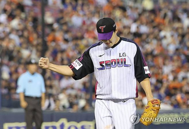 임찬규, 주먹 불끈 (서울=연합뉴스) 임화영 기자 = 8일 서울 잠실야구장에서 열린 프로야구 한화 이글스와 LG 트윈스의 경기.
    4회초 1사 1, 2루 LG 임찬규가 한화 이재원을 병살타로 처리해 이닝을 마무리한 뒤 기뻐하고 있다. 2025.8.8 hwayoung7@yna.co.kr