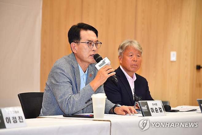 "세계 3대 산악영화제로 도약합니다" (울산=연합뉴스) 20일 국내 유일의 국제산악영화제인 울산울주세계산악영화제(UMFF) 주관으로 울산광역시청 시민홀에서 올해 10주년 영화제 홍보 기자회견이 열린 가운데 이순걸 울주군수가 올해 영화제와 향후 계획 등에 대해 설명하고 있다. 2025.8.20 [울주군 제공.재판매 및 DB 금지] young@yna.co.kr