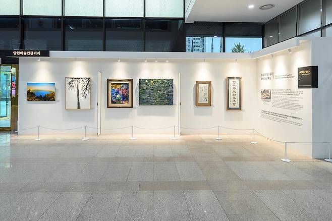 양천구청 로비에 마련된 양천예술인갤러리 [양천구 제공. 재판매 및 DB 금지]