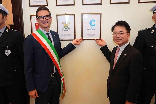 육동한 춘천시장(오른쪽)과 미켈레 구에라 이탈리아 파르마시장 협약 [춘천시 제공.재판매 및 DB 금지]