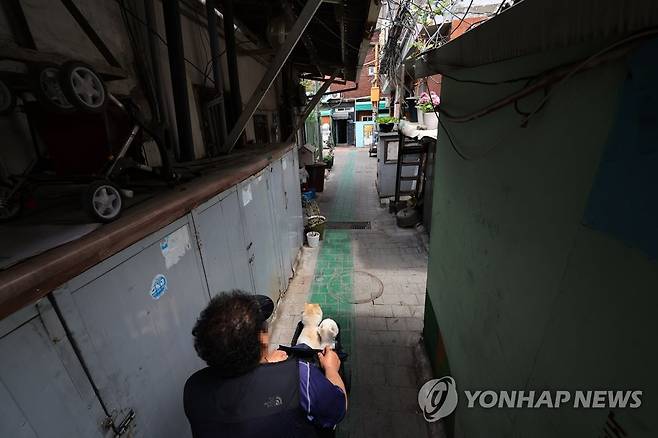 산책길 (서울=연합뉴스) 박동주 기자 = 혼자 살다 쓸쓸히 생을 마무리하는 '고독사'를 2027년까지 20% 줄이는 것을 목표로 정부가 고독사 위험군 발굴과 지원을 강화하기로 했다.
    사진은 이날 서울 영등포구 쪽방촌에서 두 마리의 강아지와 지내는 한 어르신이 산책하는 모습. 2023.5.18 pdj6635@yna.co.kr
