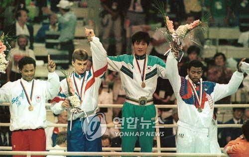 서울 올림픽 당시 시상대 꼭대기에 선 박시헌(왼쪽 3번째) [연합뉴스 자료사진]