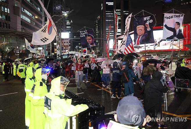 반중 시위대 명동 진입 막는 경찰 (서울=연합뉴스) 신준희 기자 = 윤석열 전 대통령을 지지하는 극우 단체가 19일 오후 명동 주한중국대사관 인근에서 반중 집회를 벌이고 행진을 시작하자 경찰이 명동거리로 향하는 길을 막고 있다.      
    김민석 국무총리는 이날 일부 반중 집회에 대해 "필요시 '집회 및 시위에 관한 법률'과 '경찰관직무집행법' 등에 따라 강력하게 조치하라"고 지시했다. 2025.9.19 hama@yna.co.kr