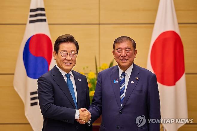 지난달 24일 일본서 만난 이재명 대통령(왼쪽)과 이시바 시게루 일본 총리 [연합뉴스 자료사진]