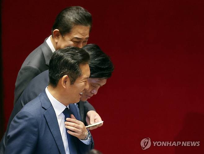 투표 후 미소짓는 정청래 대표 (서울=연합뉴스) 박동주 기자 = 더불어민주당 정청래 대표가 26일 서울 여의도 국회 본회의에서 정부조직법 개정안에 대한 필리버스터 종결 동의를 표결하는 투표를 한 뒤 이동하고 있다. 2025.9.26 pdj6635@yna.co.kr