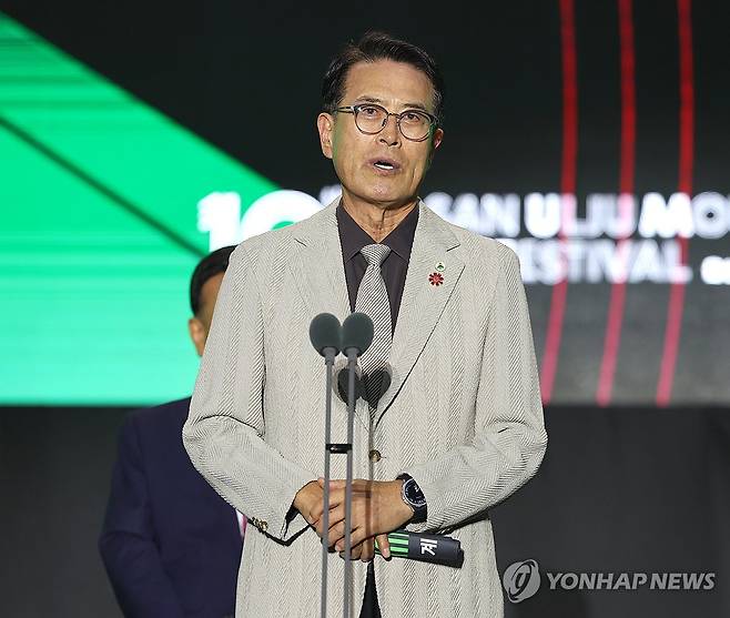 인사말 하는 이순걸 울주군수 (울산=연합뉴스) 장지현 기자 = 26일 오후 울산시 울주군 영남알프스 복합웰컴센터에서 열린 '제10회 울산울주세계산악영화제' 개막식에서 영화제 이사장인 이순걸 울주군수가 인사말 하고 있다. 2025.9.26 jjang23@yna.co.kr