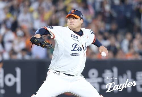 역투하는 류현진 (서울=연합뉴스) 한화 류현진이 26일 대전 한화생명볼파크에서 열린 LG와 홈 경기에 선발 등판해 역투하고 있다. [한화 이글스 제공. 재판매 및 DB금지]