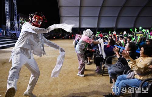 27일 정선공설운동장 특설무대에서 열린 2025 유네스코 대축제에서 천하제일탈공작소가 창작탈춤을 선보이고 있다. 이번 축제는