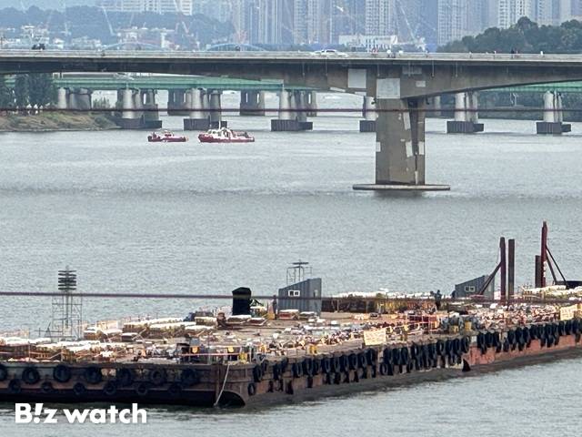 불꽃축제에 사용될 각종 화약들이 마포대교와 원효대교 사이에 떠있는 바지선에 실려있다.