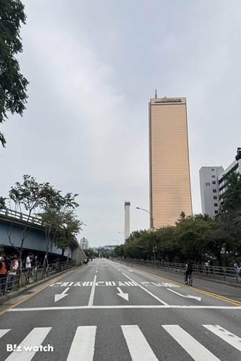 마포대교남단부터 63빌딩 구간 도로가 통제된 모습