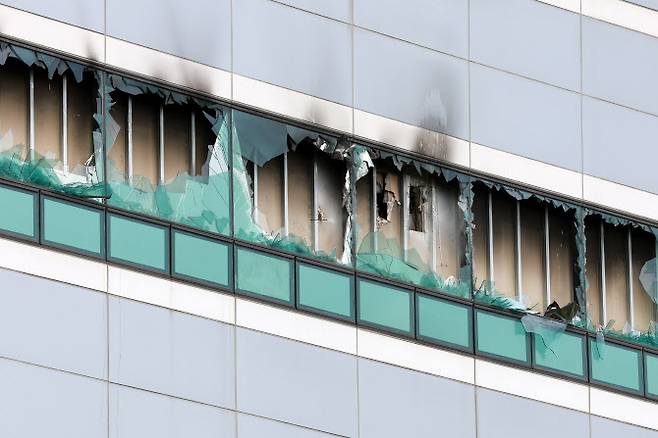 27일 대전 유성구 국가정보자원관리원(국자원) 전산실 창문이 화재로 깨져 있다. (사진=연합뉴스)