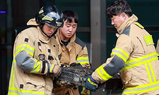 27일 대전 유성구 국가정보자원관리원(국정자원)에서 소방대원이 불에 탄 배터리를 옮기고 있다. (사진=연합뉴스)