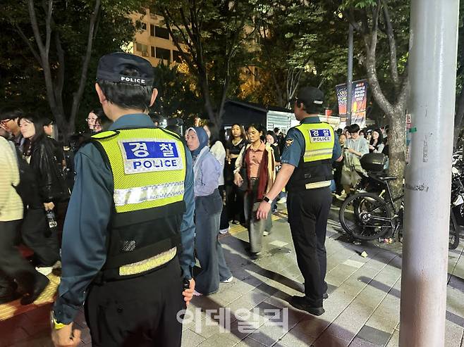 27일 오후 ‘서울세계불꽃축제 2025’가 끝난 뒤 행사장과 가장 가까운 지하철역인 5호선 여의나루역 인근에서 시민들이 경찰의 통제에 따라 귀가하고 있다. (사진=박원주 수습기자)