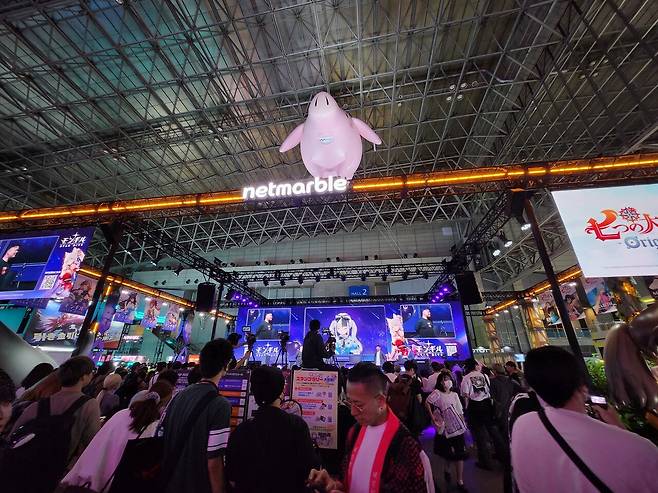 - 넷마블 부스 앞도 버튜버를 보기 위해 많은 인파가 몰렸다&nbsp;