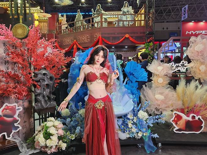 - 이쁘장한 코스어가 관람객들을 반긴다&nbsp;