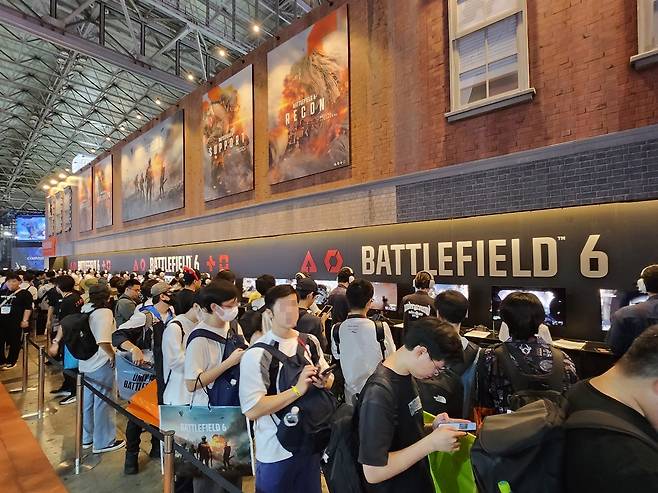 - 그 인기가 어느 정도냐 하면 부스 주변을 대기열이 한바퀴 둘렀다&nbsp;