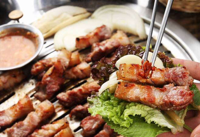 고기의 비계-내장을 즐기면 뇌혈관질환 위험을 높이는 포화지방산 섭취가 증가할 수 있다. 사진=게티이미지뱅크