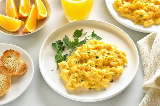 달걀 스크램블에 양파, 당근, 토마토 등을 골라서 넣으면 더욱 좋다. 토마토, 당근은 기름을 넣어 익혀서 먹으면 영양소가 활성화되고 몸에 흡수가 더 잘 된다. 사진=게티이미지뱅크