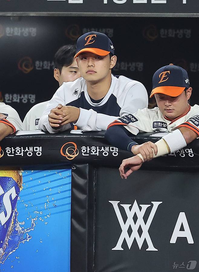 26일 오후 대전 한화생명 볼파크에서 열린 프로야구 '2025 신한 SOL뱅크 KBO 리그' LG 트윈스와 한화 이글스의 경기, 한화 문동주가 더그아웃에서 경기를 지켜보고 있다. 2025.9.26/뉴스1 ⓒ News1 김진환 기자