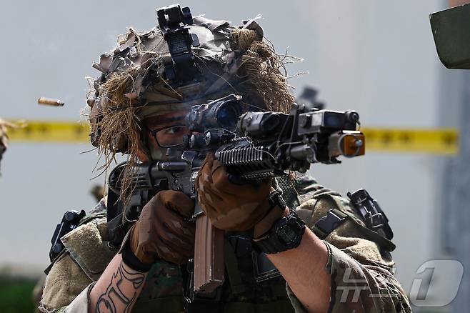 25일 강원도 인제군 육군 과학화훈련단(KCTC) 도시지역훈련장에서 열린 제3회 국제 과학화전투 경연대회(K-ICTC)에서 다국적 연합군 장병들이 경계지역 전투를 벌이고 있다. 2025.9.25/뉴스1 ⓒ News1 사진공동취재단