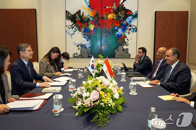 제80차 유엔총회 고위급 주간 참석차 뉴욕을 방문 중인 조현 외교부 장관은 26일(현지시간) 바드르 압델라티 이집트 외교장관과 회담을 가졌다. 2025.09.27. (외교부 제공)