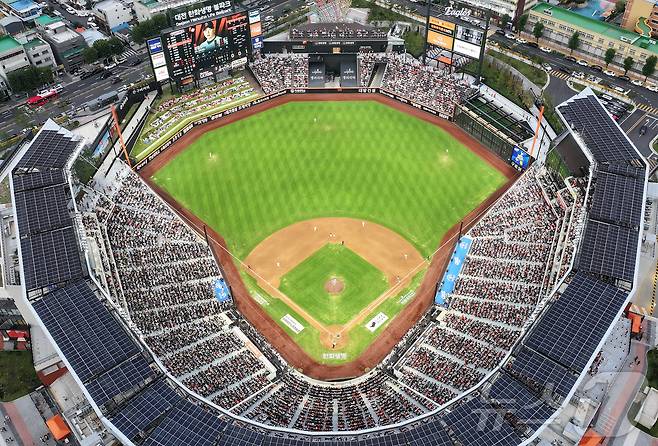 27일 오후 대전 한화생명 볼파크에서 열린 프로야구 '2025 신한 SOL뱅크 KBO 리그' LG 트윈스와 한화 이글스의 경기를 찾은 수많은 야구팬들이 응원을 펼치고 있다. 2025.9.27/뉴스1 ⓒ News1 김진환 기자