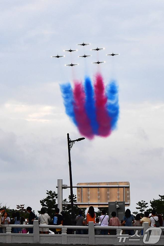 27일 오후 대한민국 공군특수비행팀 블랙이글스가 경주국가유산야행이 열린 경북 경주시 월정교 상공에서 에어쇼를 펼치고 있다. 2025.9.27/뉴스1 ⓒ News1 최창호 기자