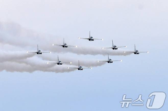 27일 오후 대한민국 공군특수비행팀 블랙이글스가 경주국가유산야행이 열린 경북 경주시 월정교 상공에서 에어쇼를 펼치고 있다. 2025.9.27/뉴스1 ⓒ News1 최창호 기자