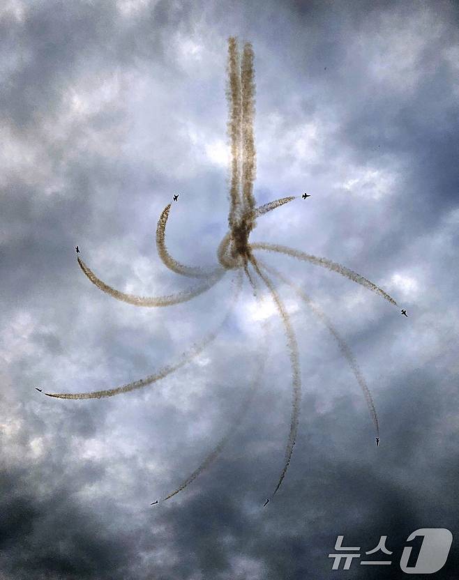 27일 오후 대한민국 공군특수비행팀 블랙이글스가 경주국가유산야행이 열린 경북 경주시 월정교 상공에서 에어쇼를 펼치고 있다. 2025.9.27/뉴스1 ⓒ News1 최창호 기자