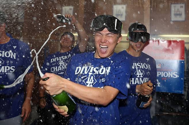 LA 다저스 야마모토 요시노부가 26일(한국시간) 미국 애리조나주 피닉스 체이스 필드에서 열린 2025 메이저리그(ML) 애리조나전 승리 후 샴페인 파티를 하고 있다. 다저스는 이날 승리로 내셔널리그(NL) 서부지구 우승을 확정했다. 야마모토는 6이닝 무실점 호투로 승리투수가 됐다. 사진 | 피닉스=AFP연합뉴스