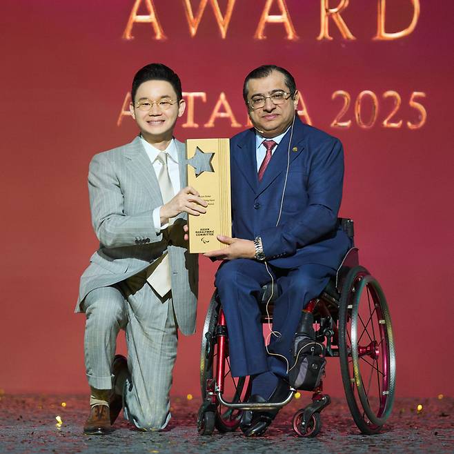 13일 카자흐스탄 아스타나에서 열린 2025 아시아패럴림픽위원회 시상식에서 배동현 BDH 재단 이사장(왼쪽)이 아시아 훈장을 받고 있다. 오른쪽은 APC 마지드 라셰드 위원장. 사진 | 대한장애인체육회