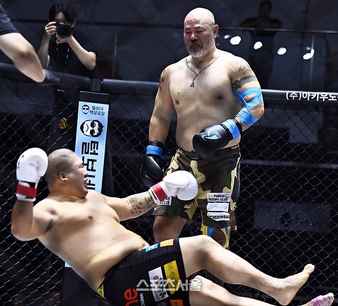 금광산이 허재혁을 KO시키며 물끄러미 쳐다보고 있다. 이주상기자 rainbow@sportsseoul.com