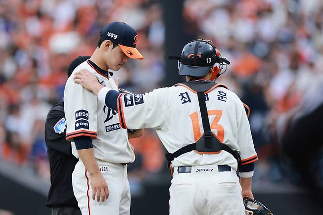 고개 숙인 문동주의 모습. 사진 | 연합뉴스