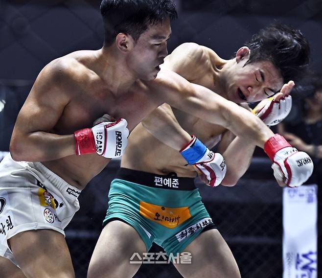 이정현이 편예준의 얼굴에 펀치를 성공시키고 있다. 이주상기자 rainbow@sportsseoul.com