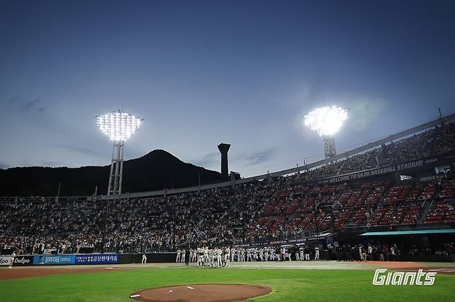 롯데가 26일 사직구장에서 삼성과 2025 KBO리그 정규시즌 홈 최종전을 치른 가운데 2만2669석 매진을 기록했다. 사진 | 롯데 자이언츠