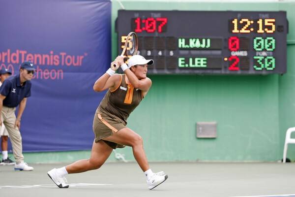 이은혜가 27일 인천에 위치한 열우물 테니스장 센터코트에서 열린 '2025 국제테니스연맹(ITF) KMJ 아트갤러리컵 인천 여자국제테니스투어' 단식 4강 경기를 치르고 있다. /사진(인천)=테니스코리아 제공