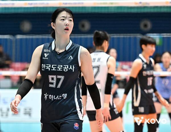 27일 여수진남체육관에서 치러진 GS칼텍스와의 2025 여수·NH농협컵 프로배구대회 여자부 준결승전에서 한국도로공사 강소휘가 벤치를 바라보고 있다. /사진=한국배구연맹